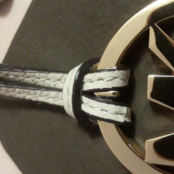 NWOT Michael Kors Brass MK Logo Bag Charm-Hangtag with Leather Light Beige Strap - Picture 3 of 8